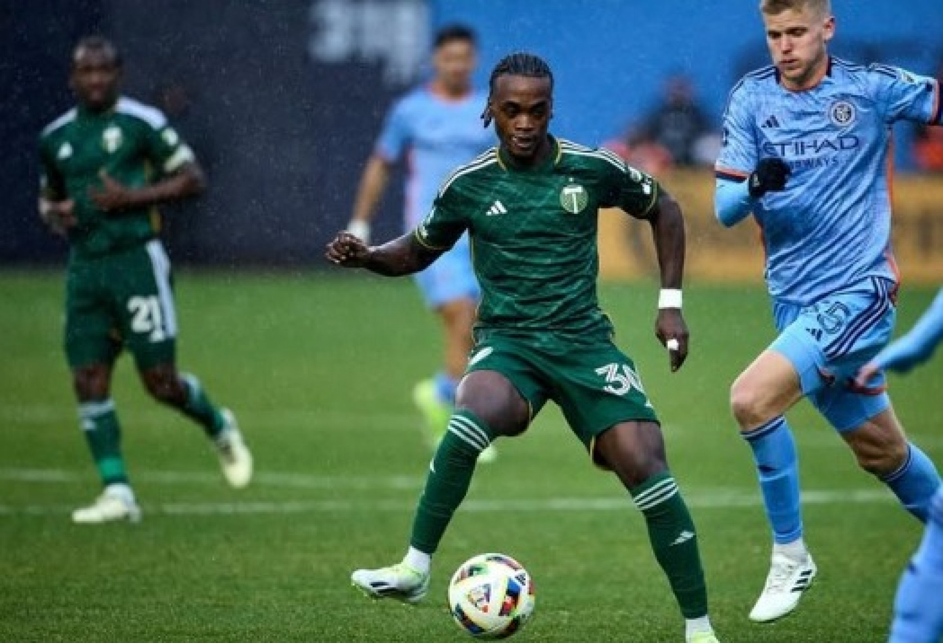 Fluminense encaminha a contratação de atacante colombiano
