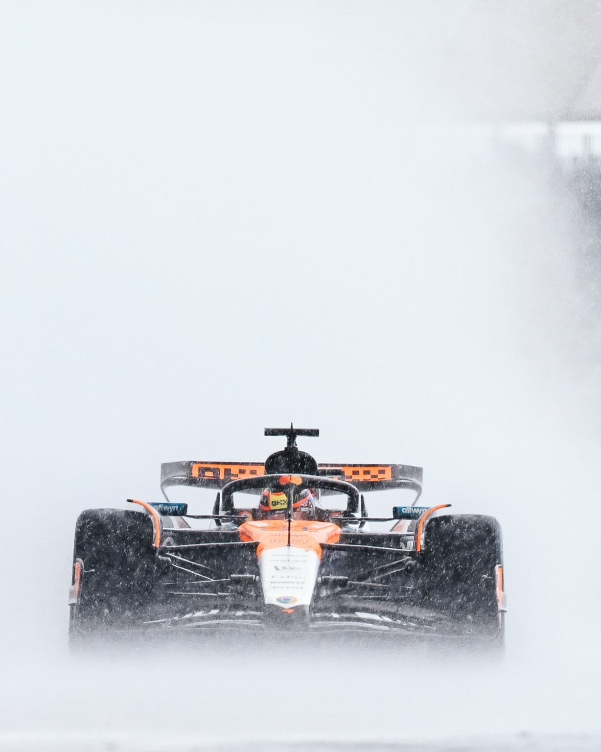 Lando Norris vence corrida caótica e garante dobradinha da McLaren no GP da Inglaterra