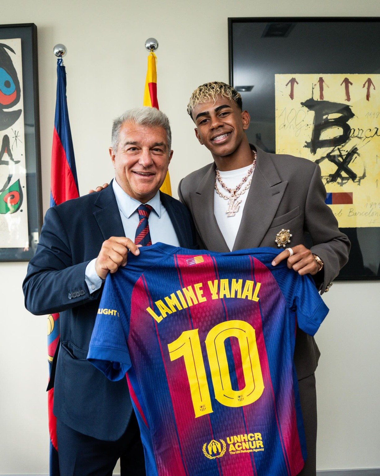 Lamine Yamal veste a camisa 10 do Barcelona e renova até 2031