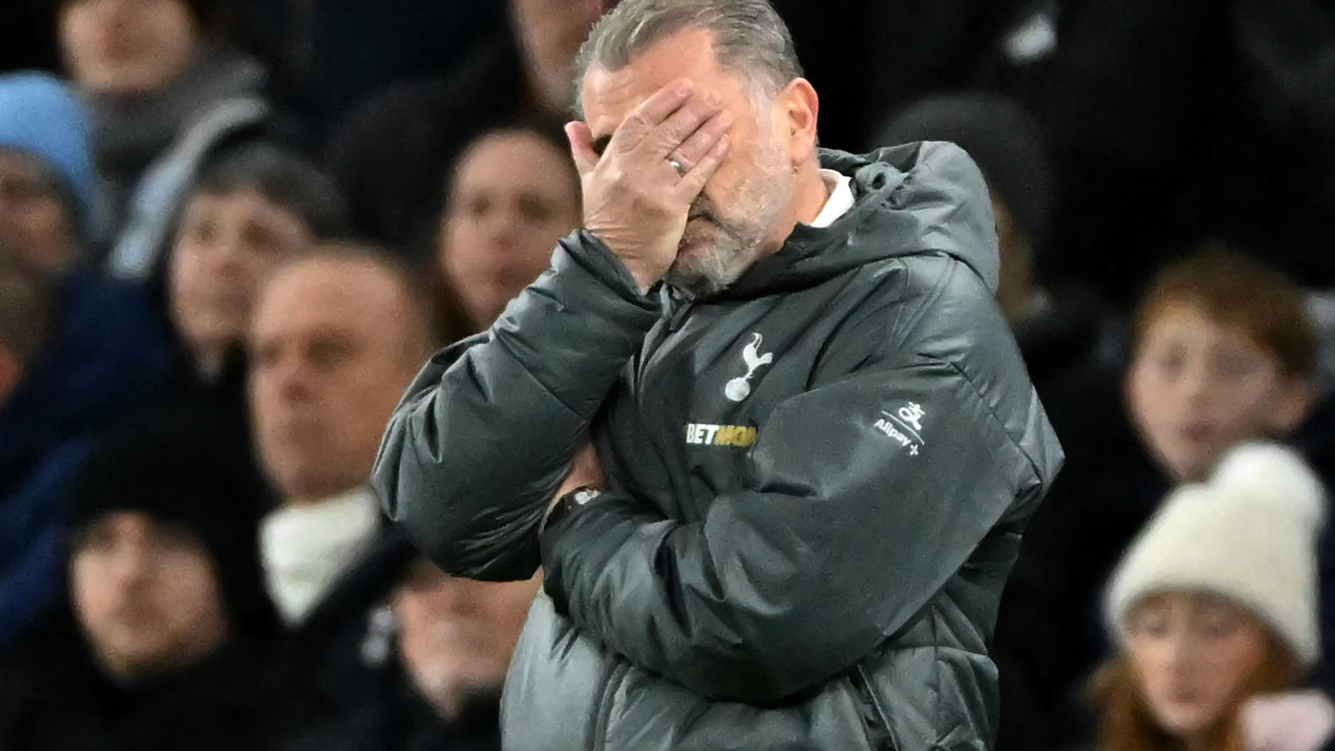 Demissão de Postecoglou provoca 'motim' no balneário do Tottenham