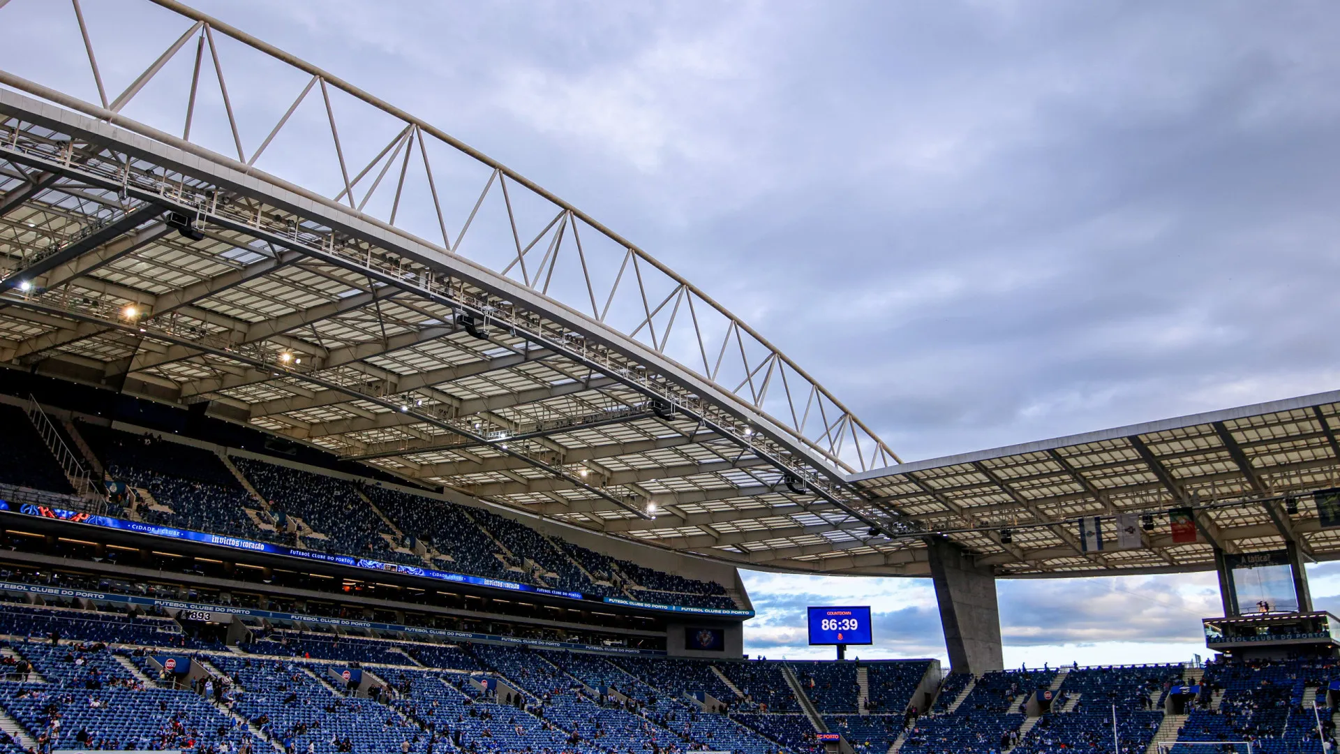 Polémica instalada. Nacional ameaça faltar ao jogo com o FC Porto