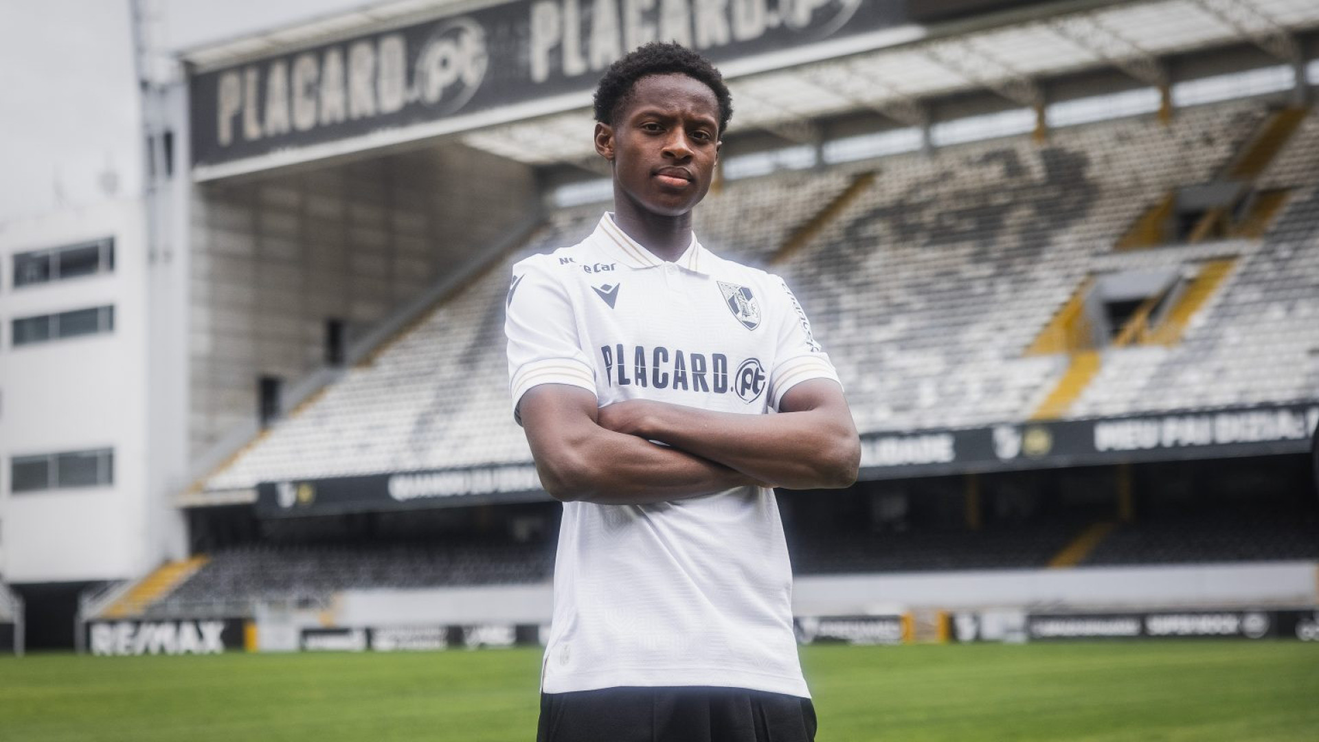 Oficial: Vitória SC 'assalta' PSG e reforça ataque com promessa francesa
