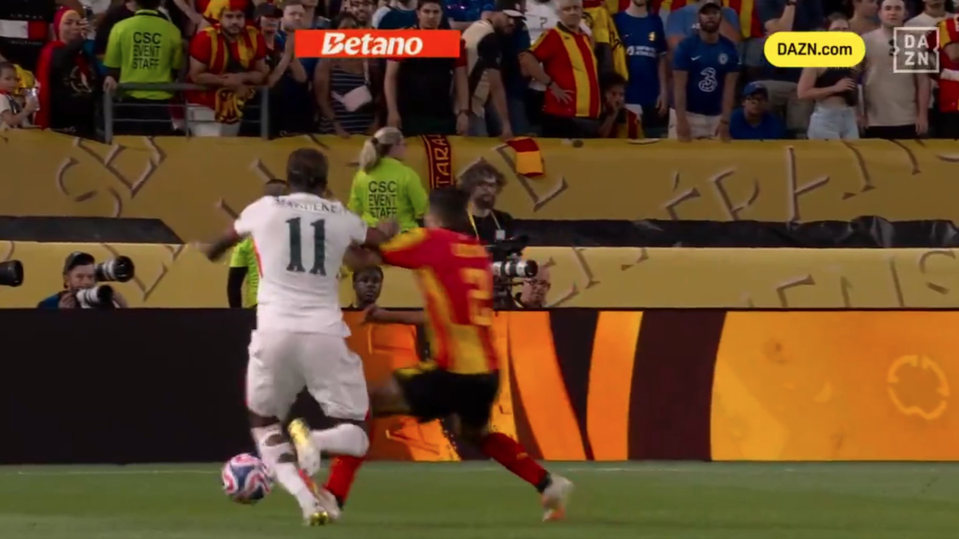 Expulsão perdoada? Este lance passou despercido ao VAR no jogo do Chelsea