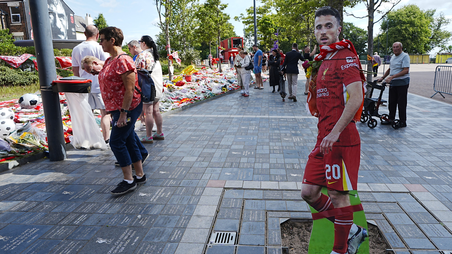 Adeptos do Liverpool fazem fila para livro de condolências de Diogo Jota