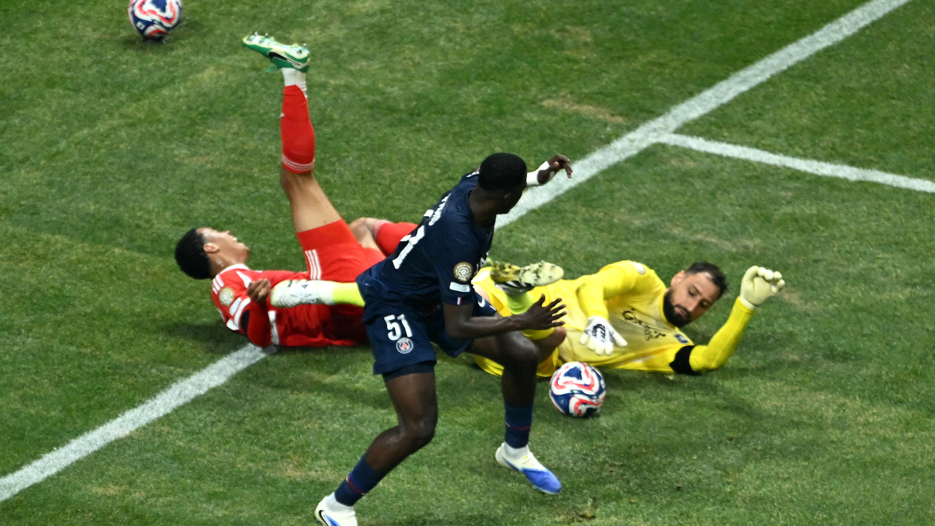 Neuer 'condena' Donnarumma após grave lesão de Musiala: