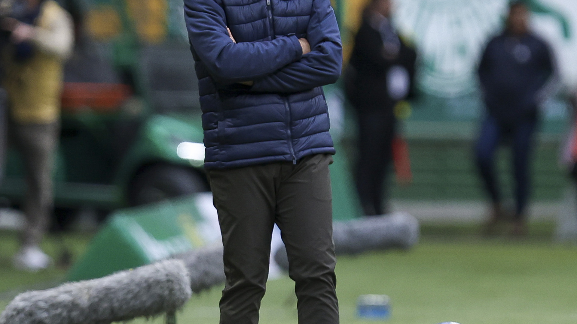 Palmeiras dá a volta ao marcador (e à crise) com vitória. Vasco empata