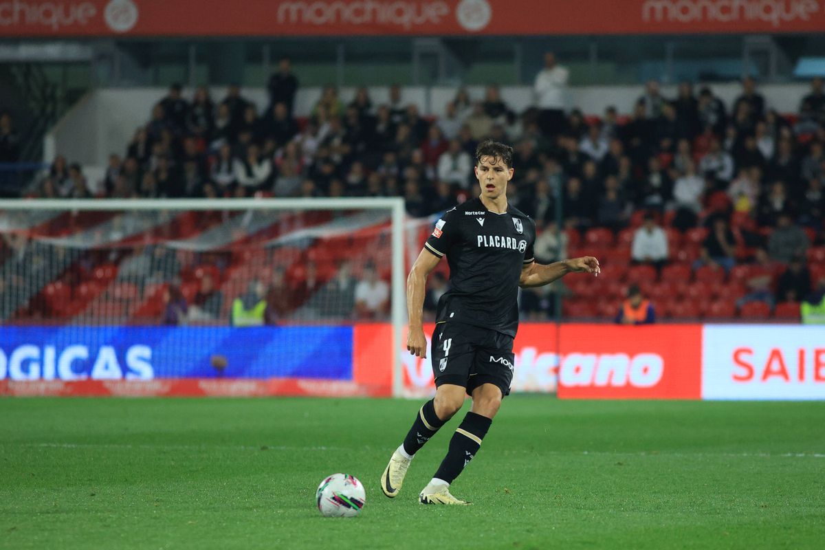 V. Guimarães: central canhoto procura-se