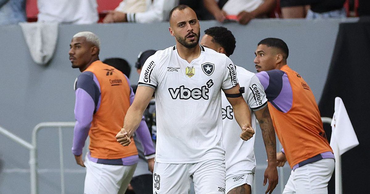 «Joga em sacrifício»: ex-Benfica Arthur Cabral com lesão crónica