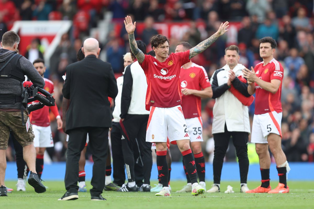 Ex-Benfica despede-se do Man. United: «A próxima época vai ser melhor»