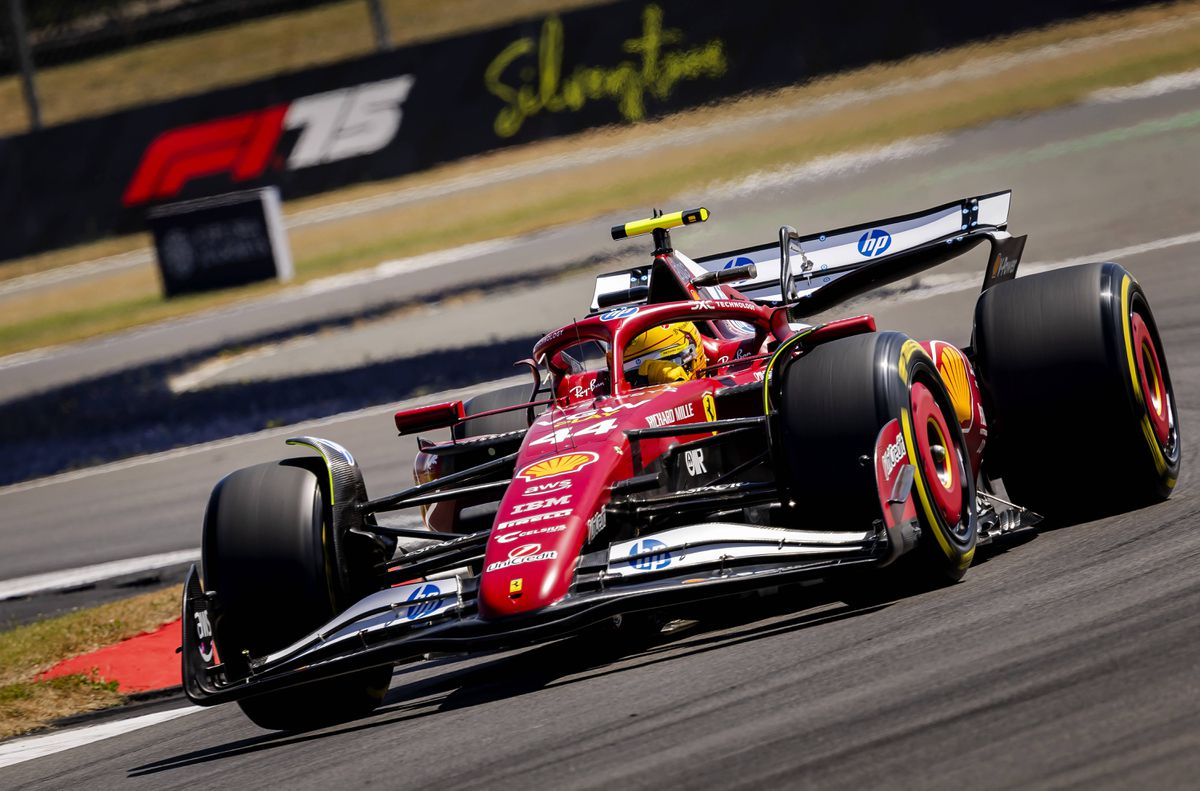 'Sir' Lewis Hamilton é o mais rápido em casa
