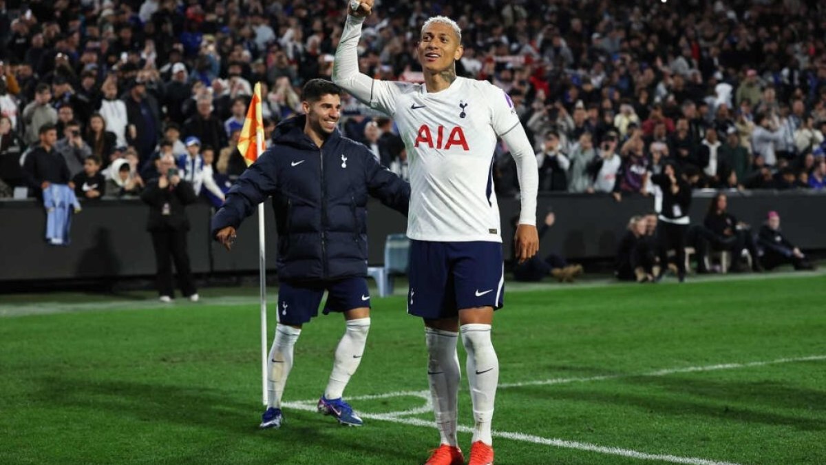 Vasco tenta compra de Richarlison ao Tottenham; negociação tensa