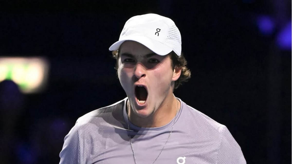 João Fonseca supera dores e bate Shapovalov na estreia em Paris