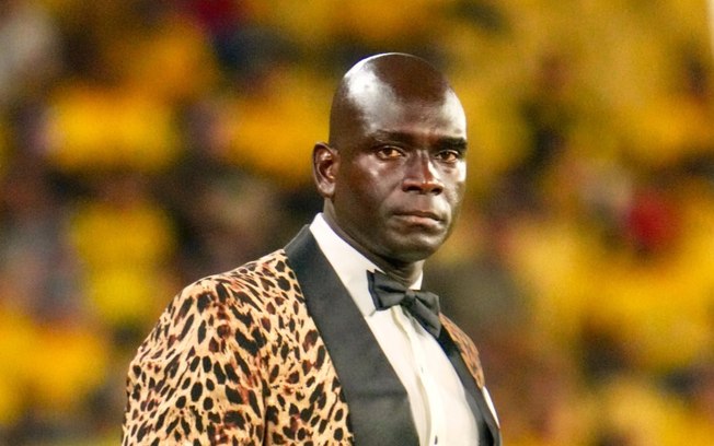 Famoso pelos ternos de gala, técnico do Barcelona-EQU é demitido