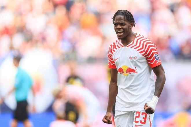 Lukeba, opción del Barça desde Leipzig para reforzar el central