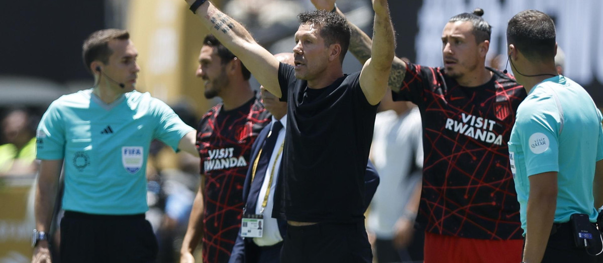 El Atlético estalla contra el arbitraje tras caer goleado ante el PSG: «Fue lo de siempre»