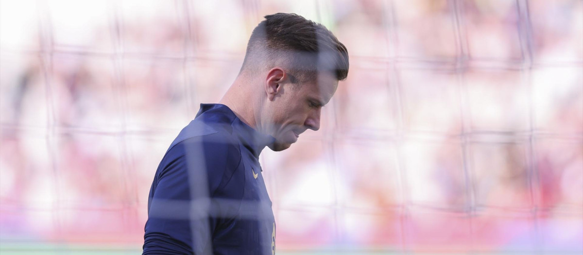 Ter Stegen se enroca en quedarse en el Barça mientras el club busca a la desesperada su salida