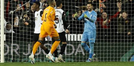 Dimitrievski vuelve a entrenar con el Valencia antes de viajar a Alemania