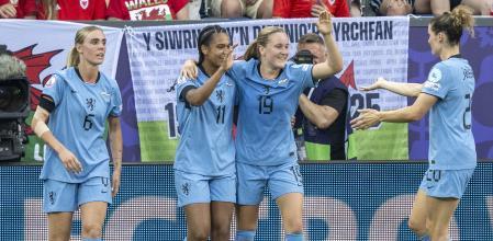 0-3: Países Bajos supera a Gales y una jugadora del Barça 'moja'