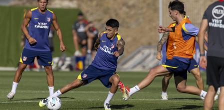 Los fichajes, directos al primer once que ensayó Simeone