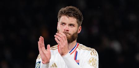 Caleta-Car no jugó con el Olympique de Lyon mientras el fichaje por la Real sigue esperando