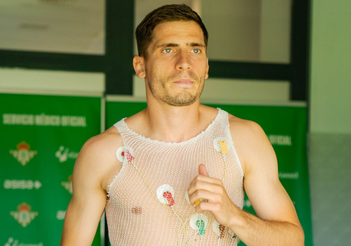 El Betis avanza en la salida de Perraud, por el que pide 3,5 millones