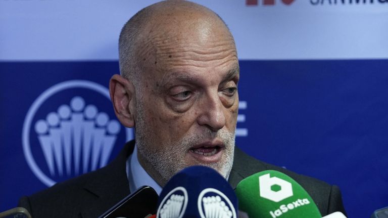 Tebas avisa al Barcelona sobre Joan García y Nico Williams: «Una cosa es pagar una cláusula y otra poder inscribir futbolistas»