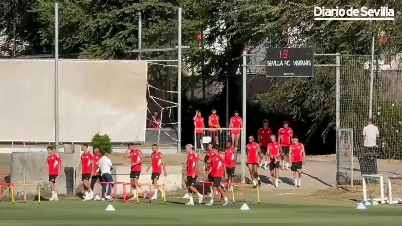 Tres jugadores del Sevilla FC entrenan al margen de sus compañeros en una sesión sin Iheanacho