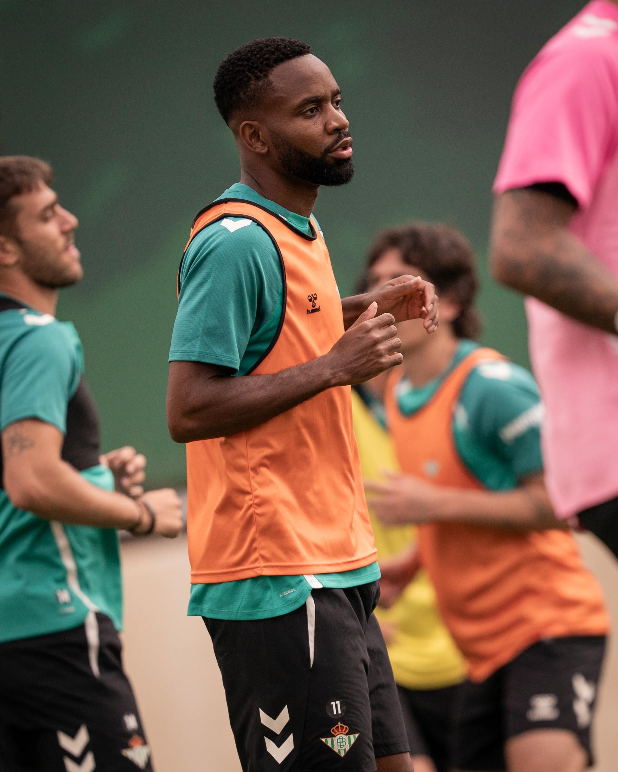 Las dos ofertas que no han trascendido por Bakambu y una dificultad para el Betis