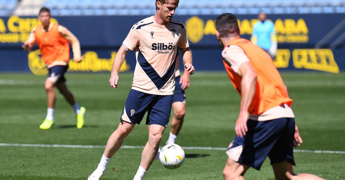 La reacción de Álex de Fernández tras renovar por el Cádiz CF y los mensajes de ex compañeros