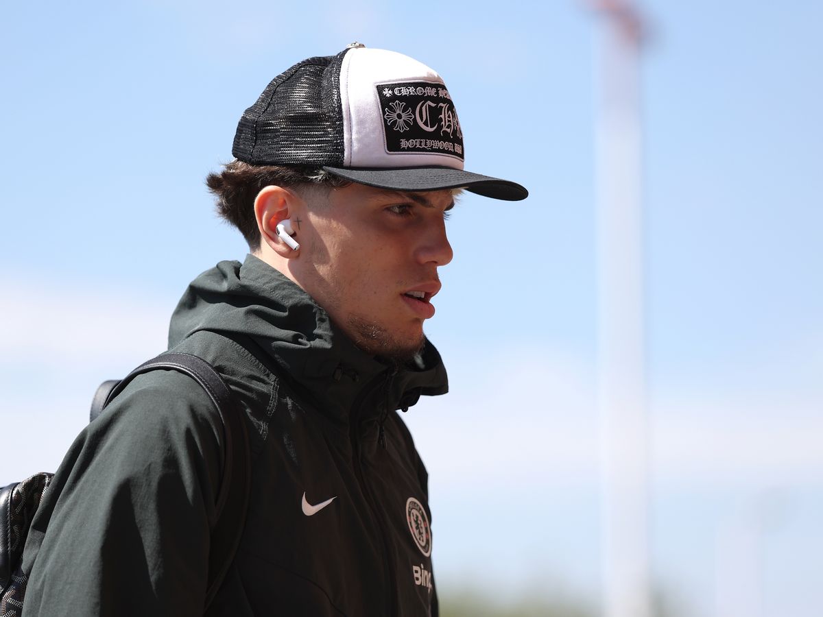 Alejandro Garnacho: Chelsea make him available amid Man United links