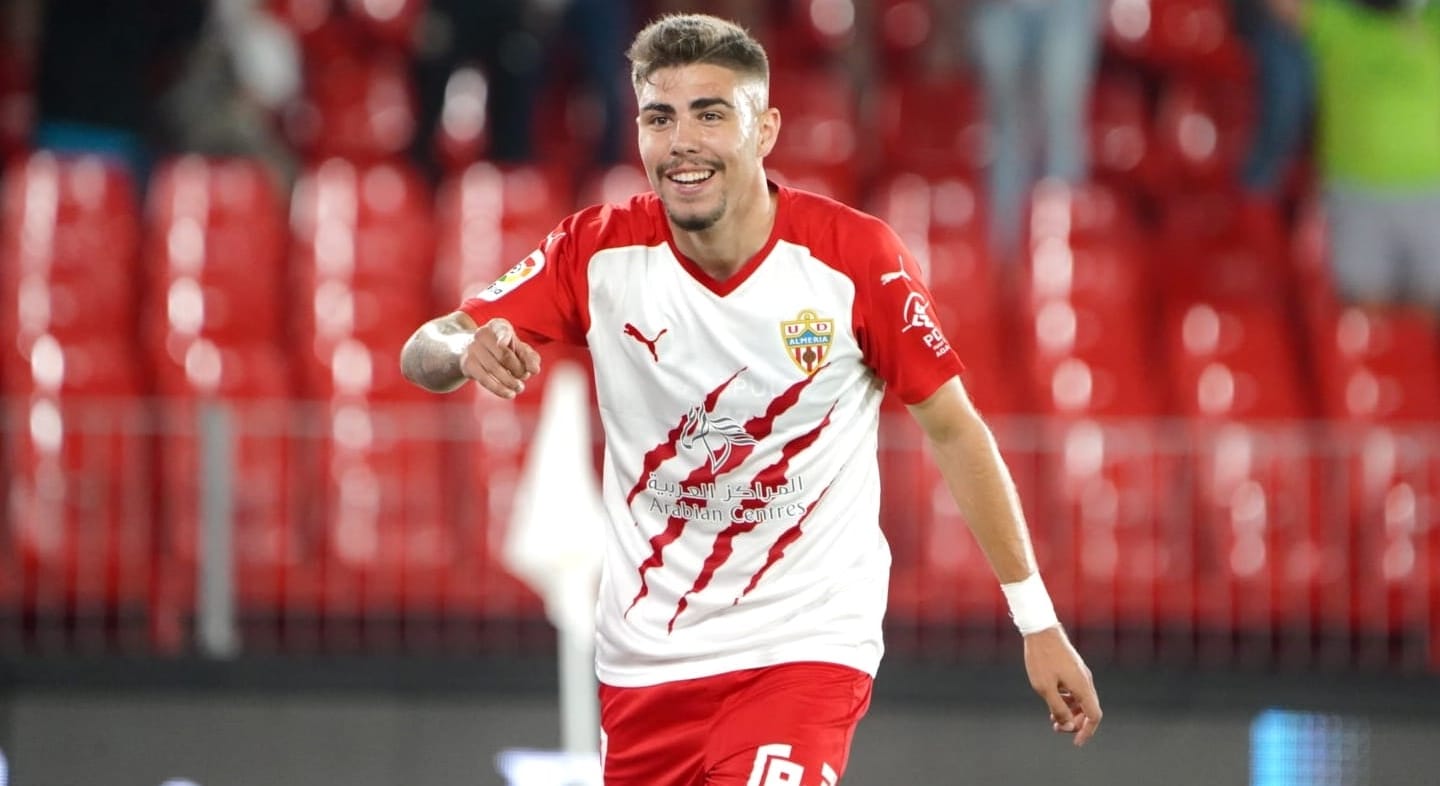 Alejandro Pozo deja el UD Almería e inicia nueva etapa en Polonia