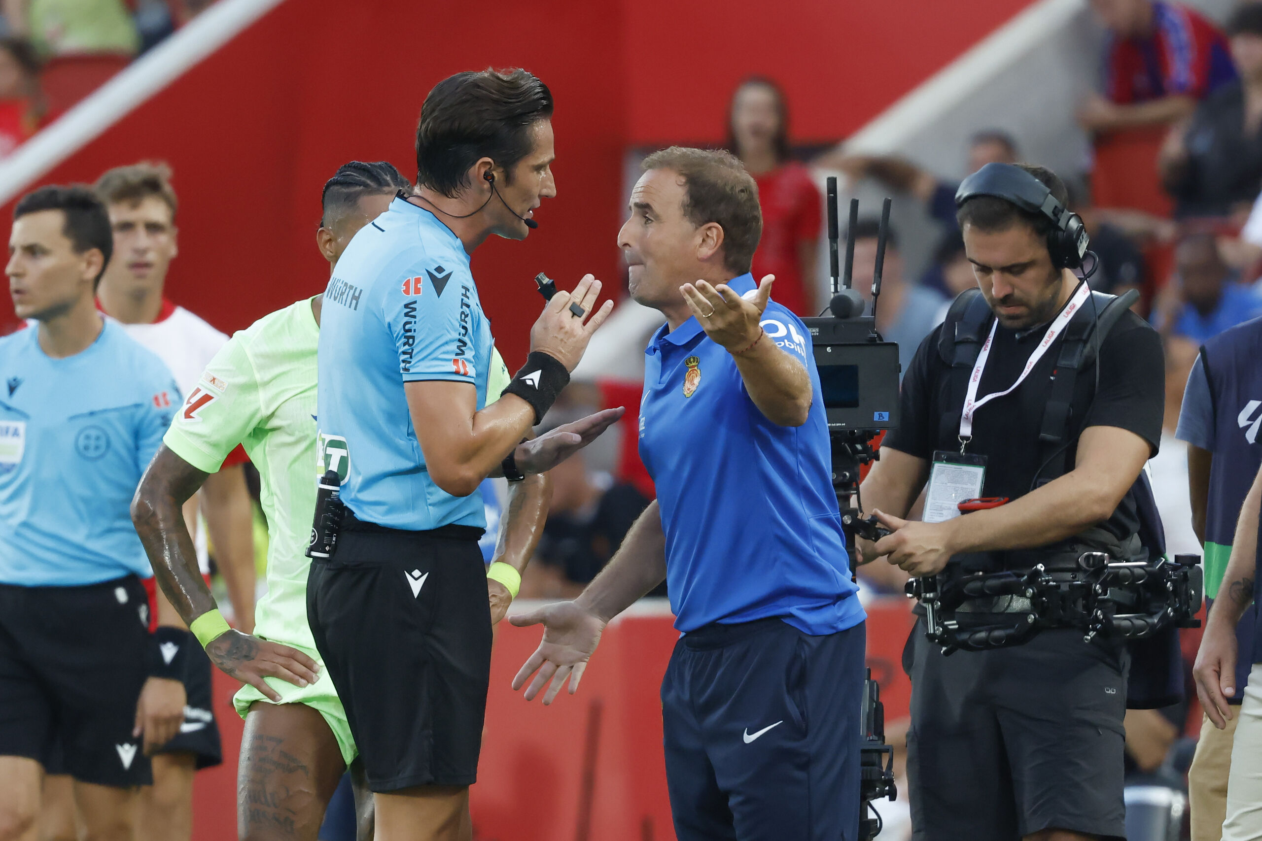 Polémico gol del Barça en Mallorca: así fue la acalorada charla entre Arrasate y Munuera