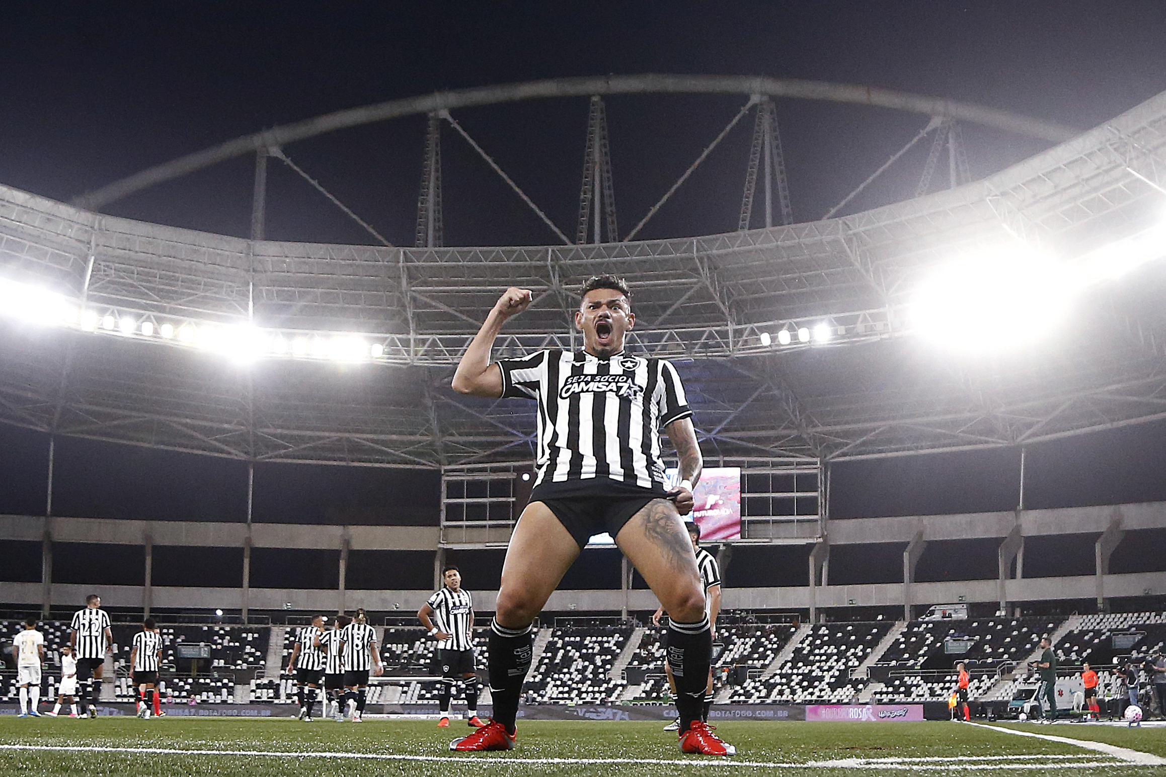 Tiquinho resolve, mas Botafogo deixa a tranquilidade para outra rodada
