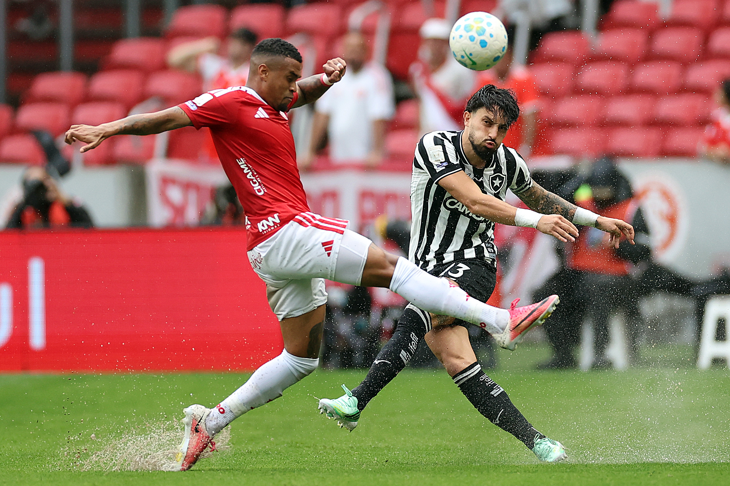 Botafogo perde para o Internacional, preocupa na defesa e vê zona de rebaixamento se aproximar