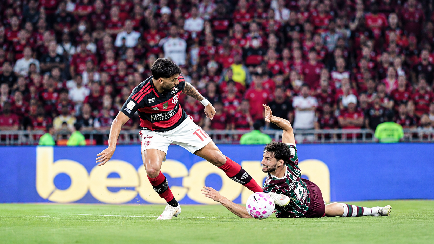 Flamengo vence o Fla-Flu, mantém a liderança e tem Rossi como herói