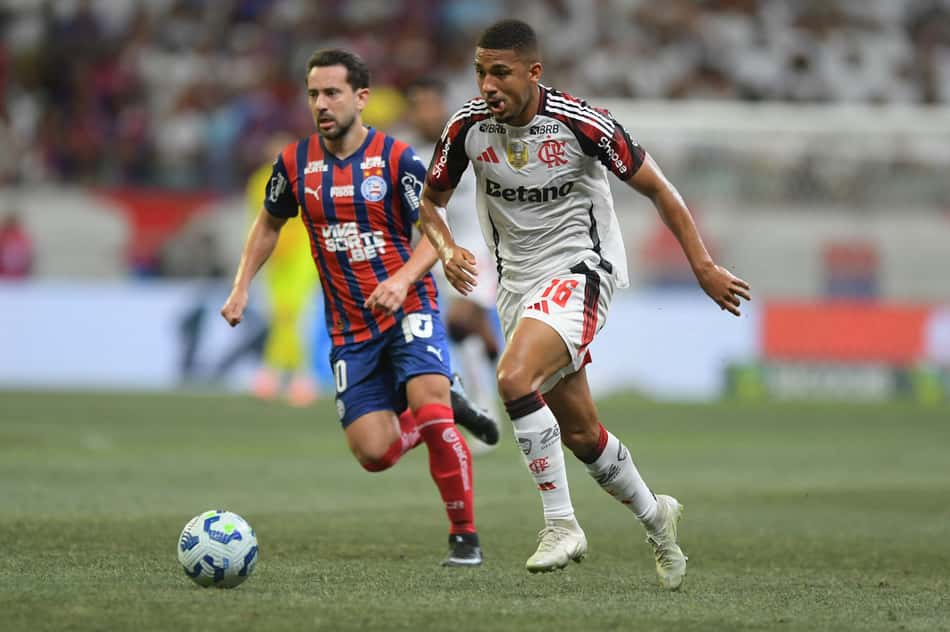 Flamengo atropela o Bahia na Fonte Nova e retoma a liderança do Brasileirão