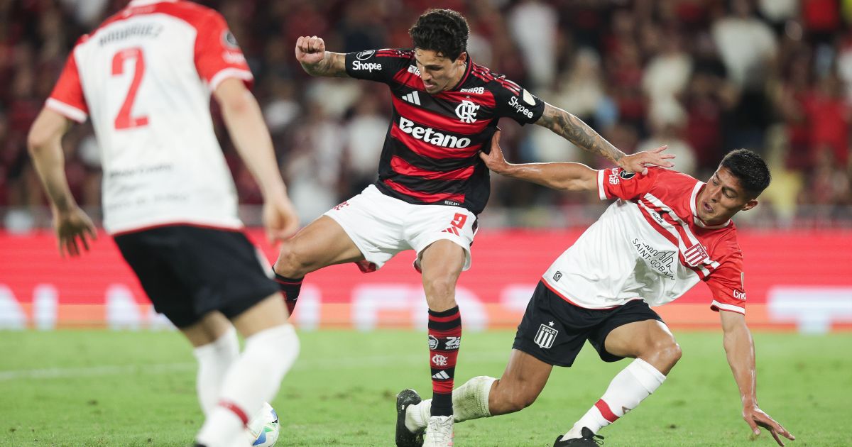 Vexame rubro-negro no Maracanã: Flamengo é eliminado pelo Estudiantes mesmo com um jogador a mais