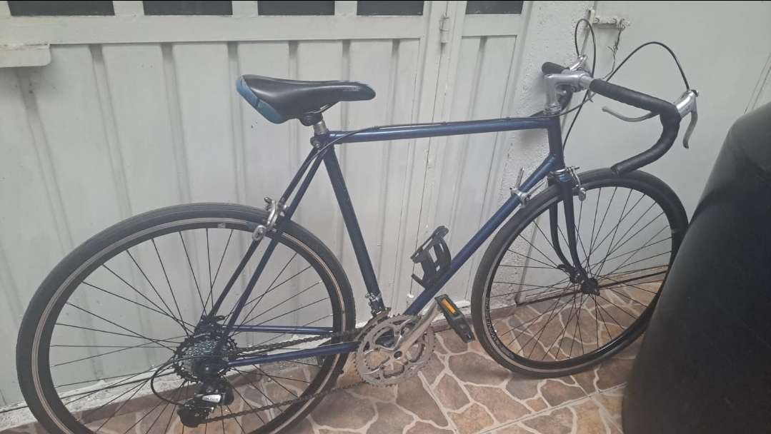 Cuadro armado, manubrio cinelli, rines windsor, masas look, piñon shimano, desviador altus, multiplicación benotto, cambios sunrace, pedales specialized Ruta