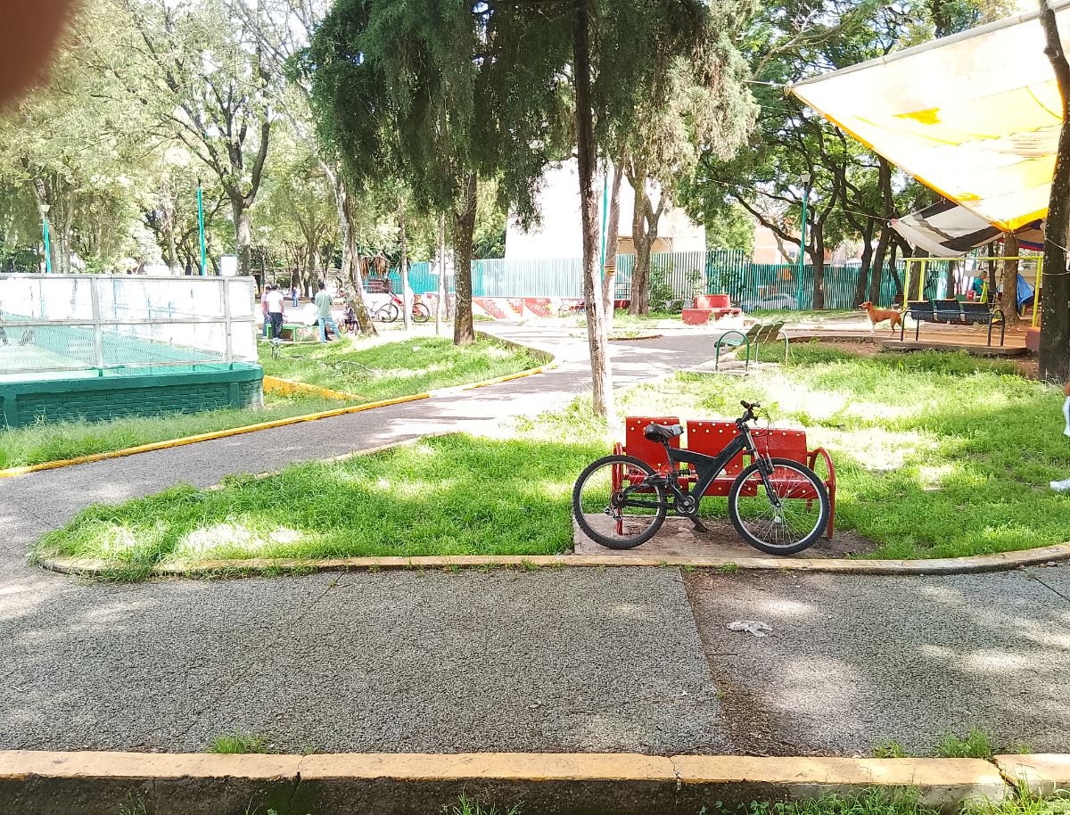 Es de segunda mano ya está con asiento nuevo, llantas nuevas con un poco de amarillo y la perdí 14/03/26 en Azcapotzalco unidad madero, la agarro un señor moreno, con pelo corto pants negro y sudadera azul marino No se 