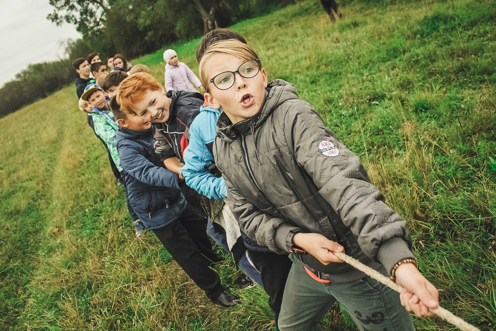 kids playing tug a war