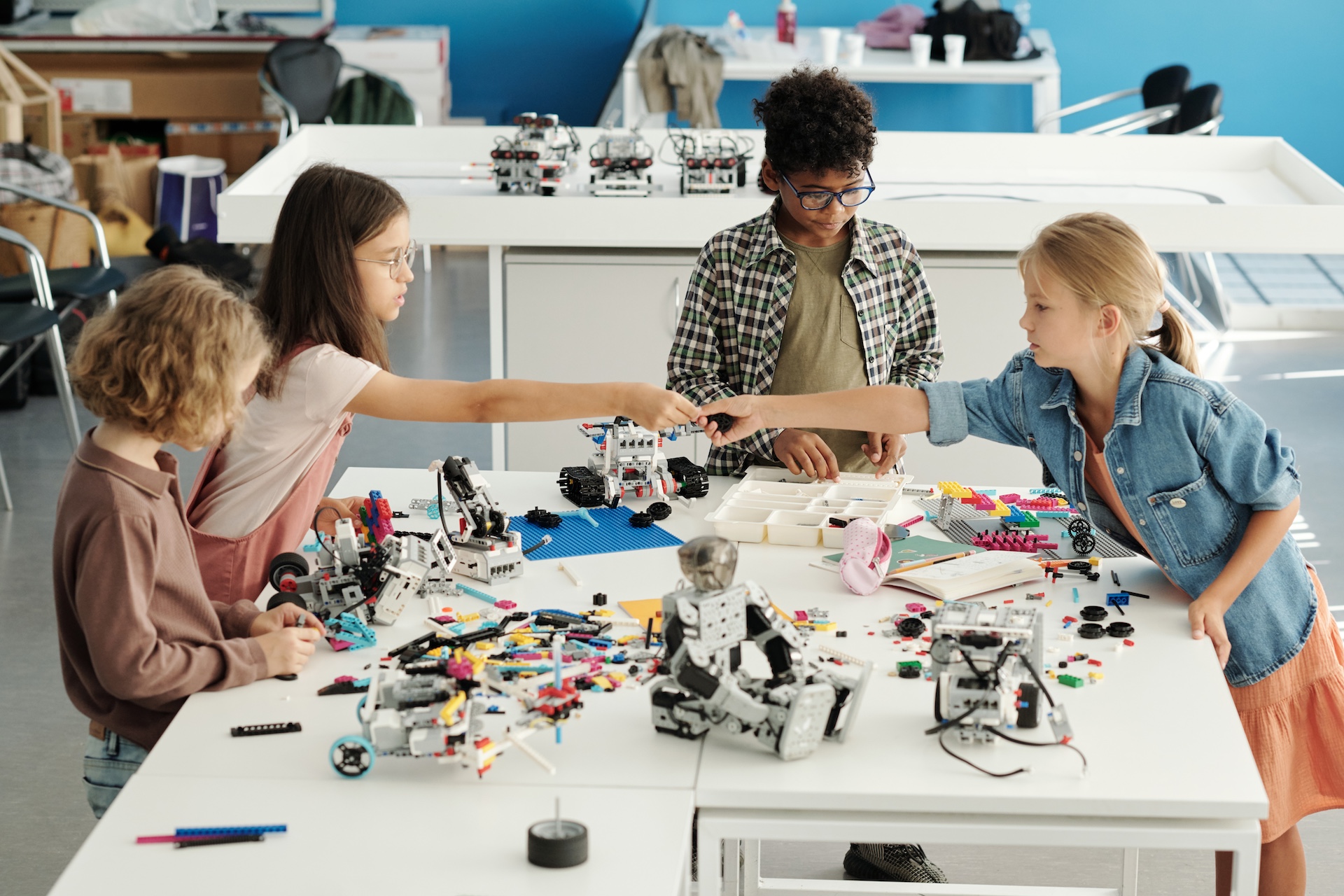 Kids playing with Legos