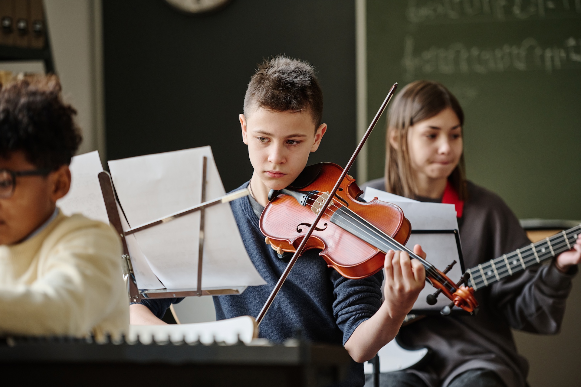 kid playing the violin