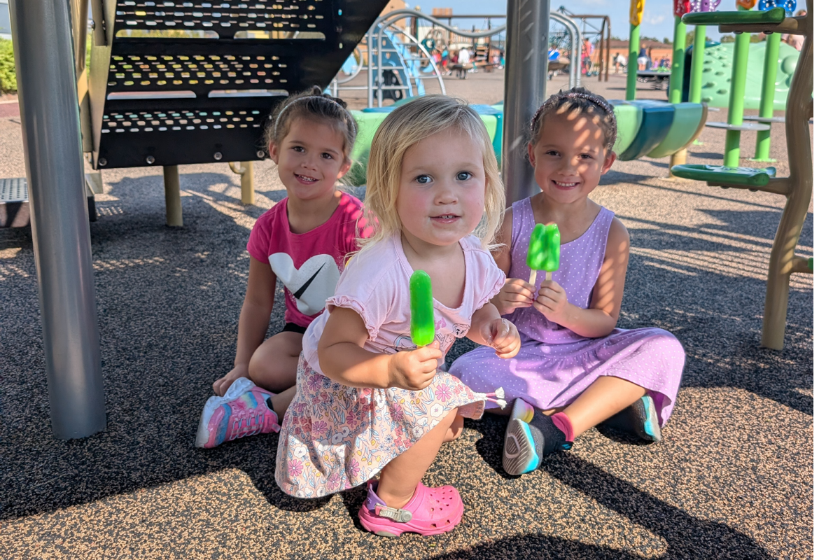 kids eating popsicles