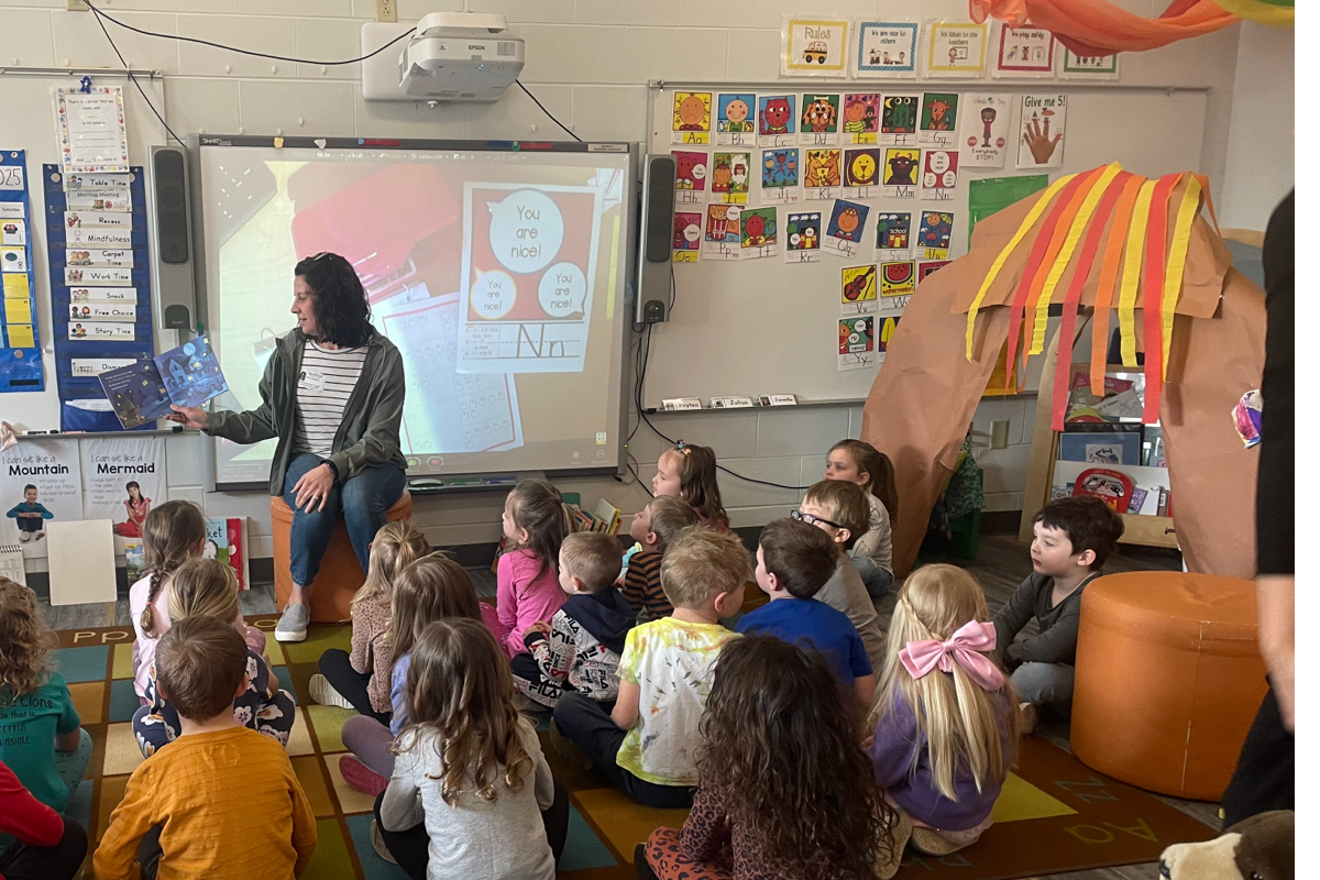 teacher reading to kids
