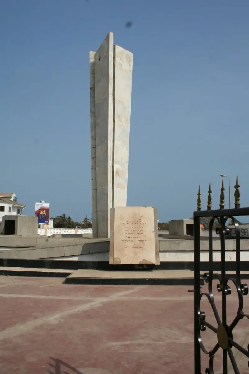 A monument to the soldiers shot during the 1948 Accra riots. (Photo: Obruni, public domain, via Wikimedia Commons)