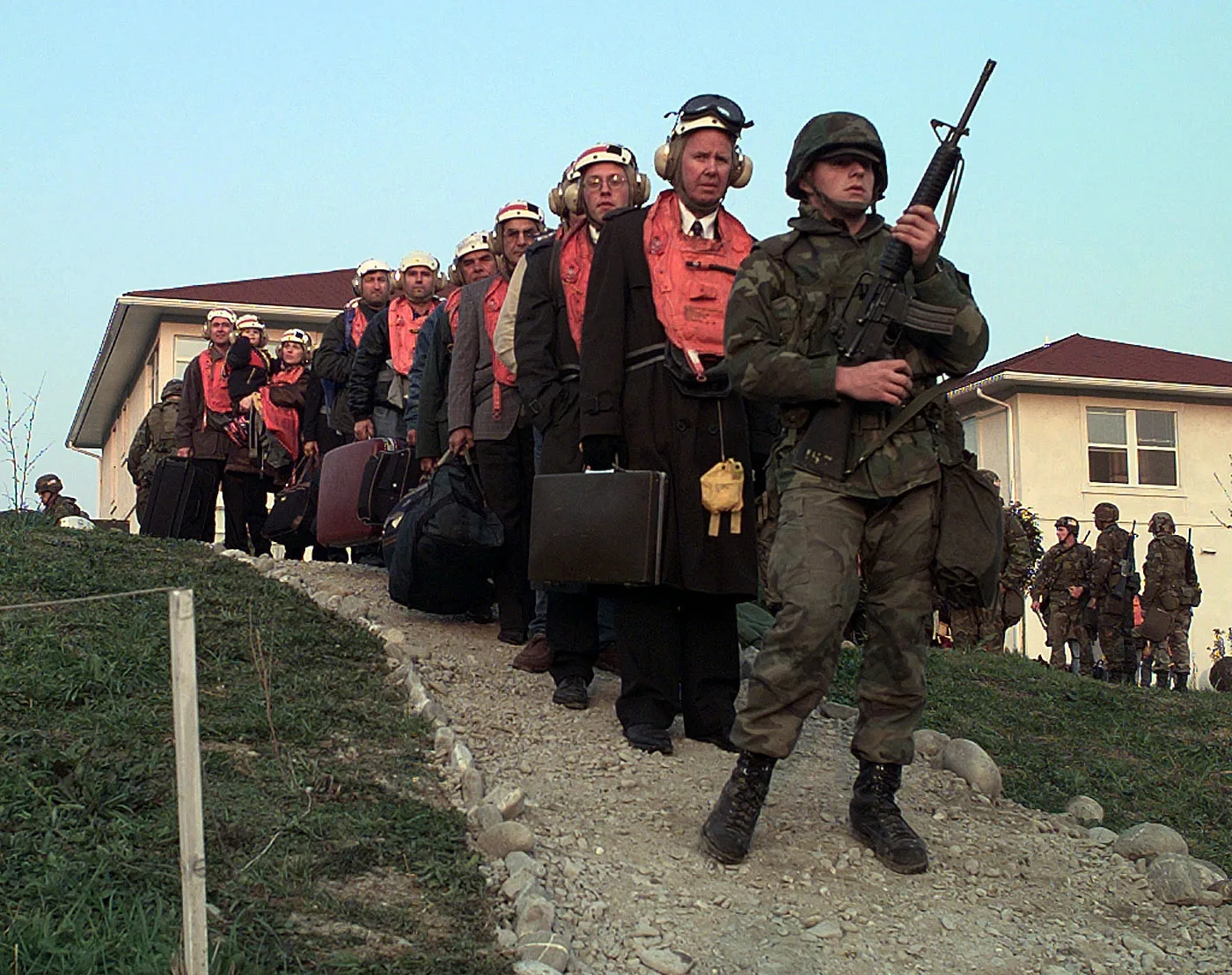 American citizens are escorted to a US Marine helicopter during the evacuation of Tirana in March 1997. The photo shows the evacuation, not the pyramid schemes. (Photo: Petty Officer 2nd Class Brett Siegel, U.S. Navy, public domain, via Wikimedia Commons)