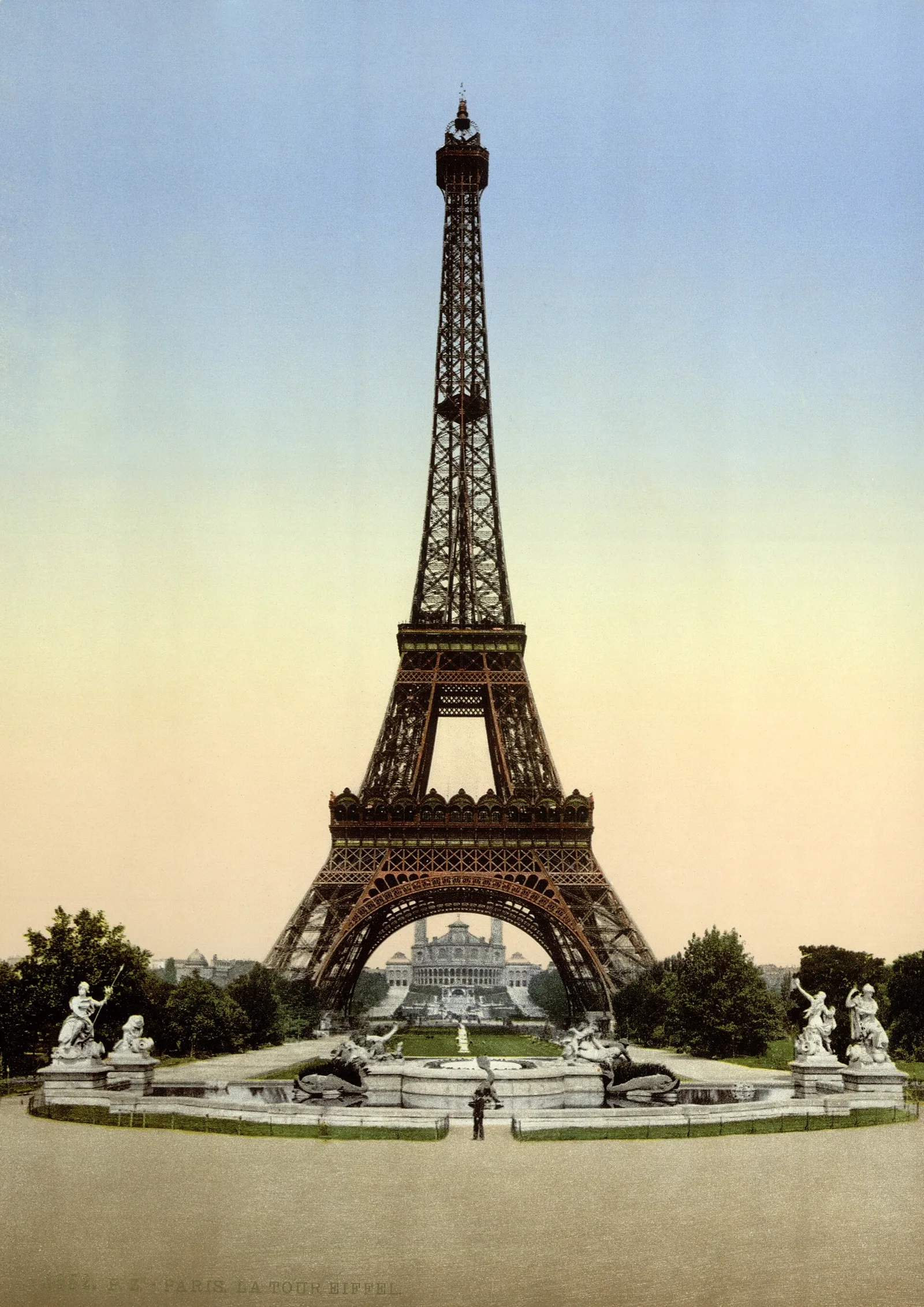 The Eiffel Tower in 1900, 25 years before Lustig's "sale". (Photochrom print: Library of Congress, public domain, via Wikimedia Commons)