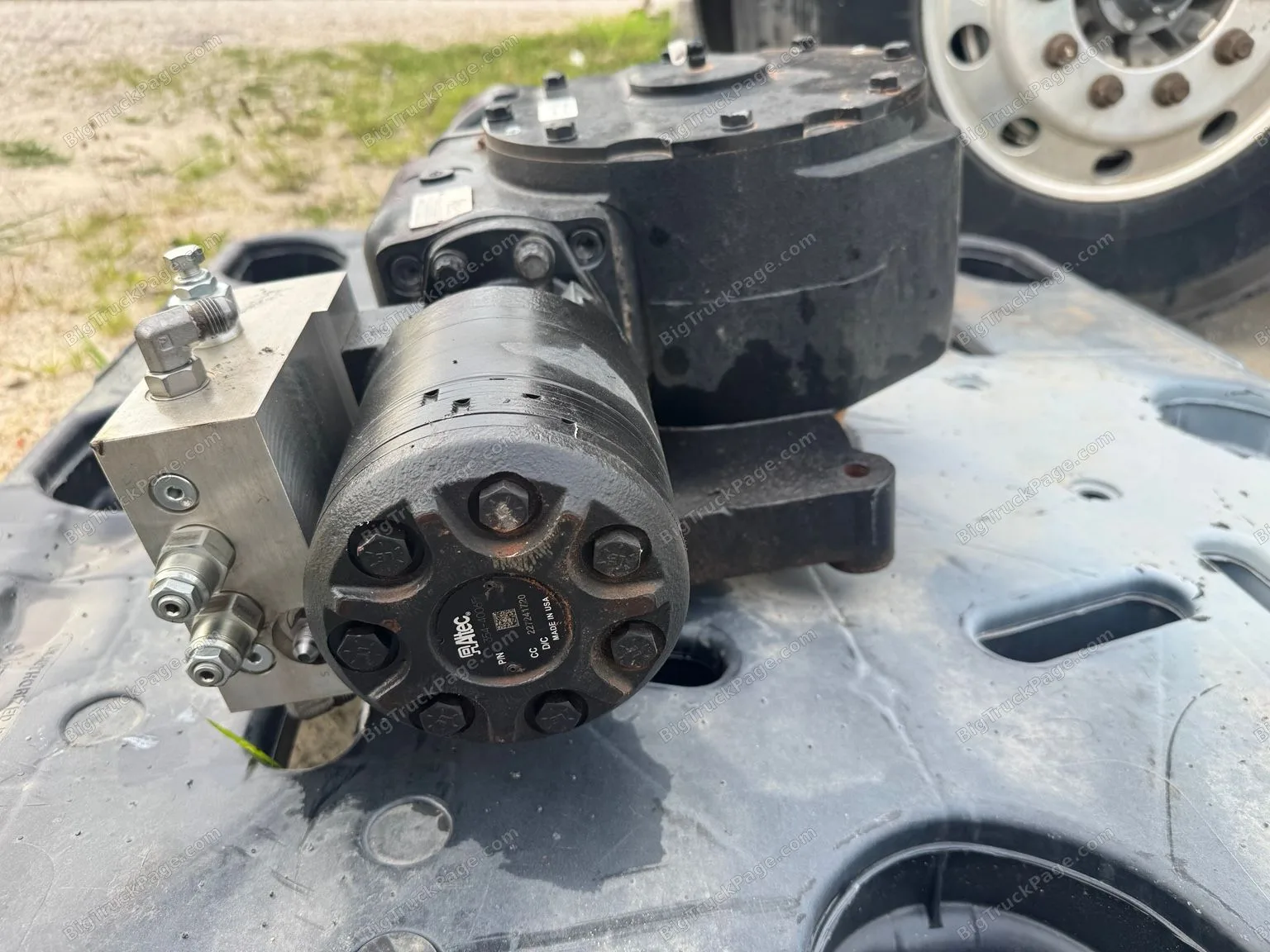 Altec 990115280 Hydraulic Rotation Gearbox Swing Drive Assembly Digger Derrick (used) — photo 2 in Strafford, MO | BigTruckP…