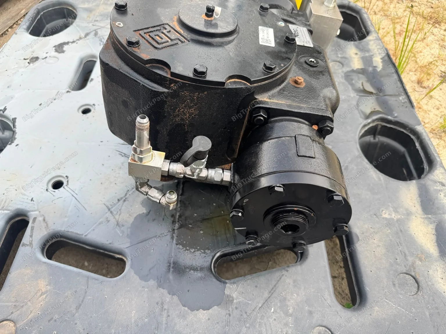 Altec 990115280 Hydraulic Rotation Gearbox Swing Drive Assembly Digger Derrick (used) — photo 5 in Strafford, MO | BigTruckP…