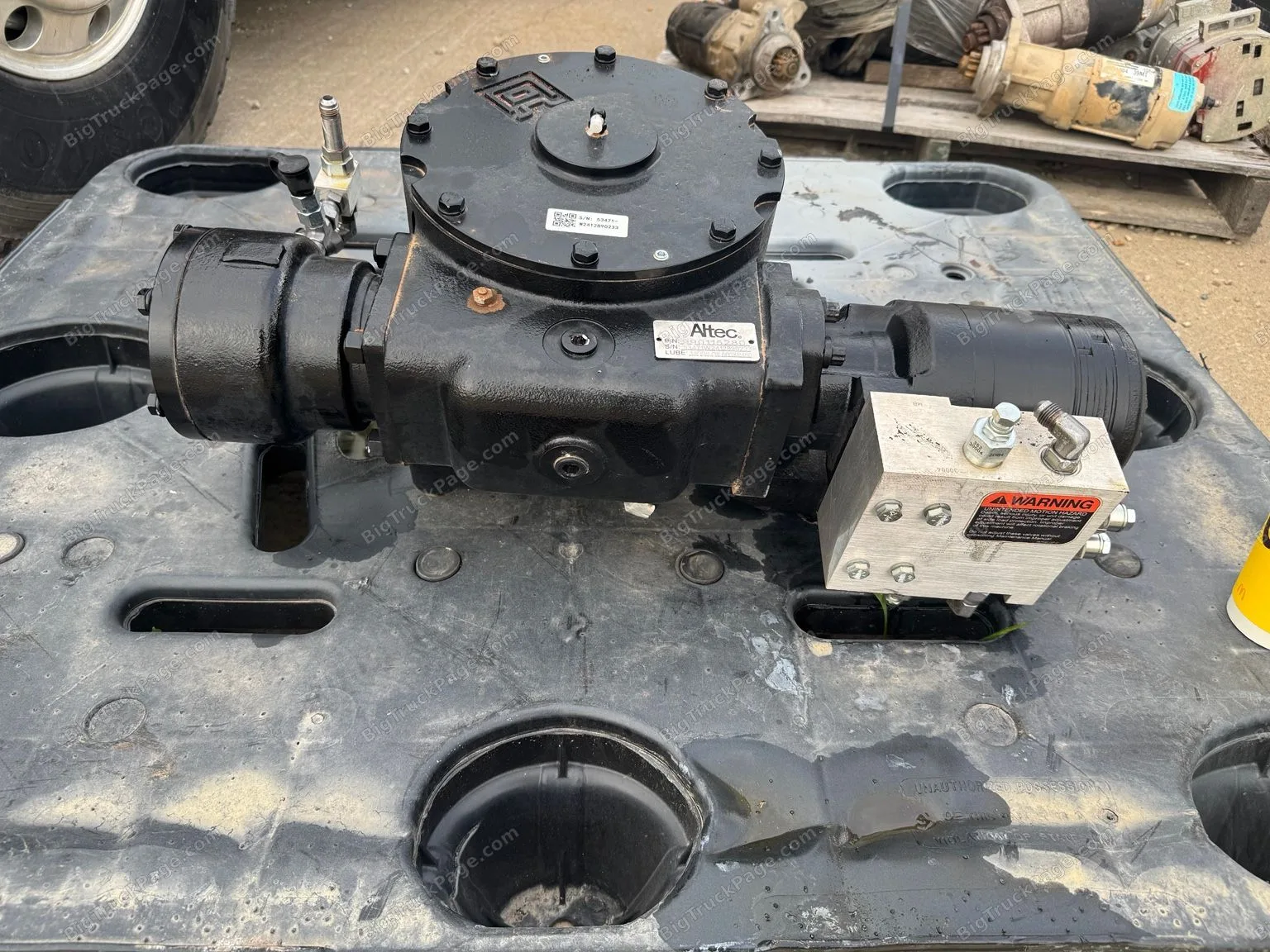 Altec 990115280 Hydraulic Rotation Gearbox Swing Drive Assembly Digger Derrick (used) — photo 6 in Strafford, MO | BigTruckP…